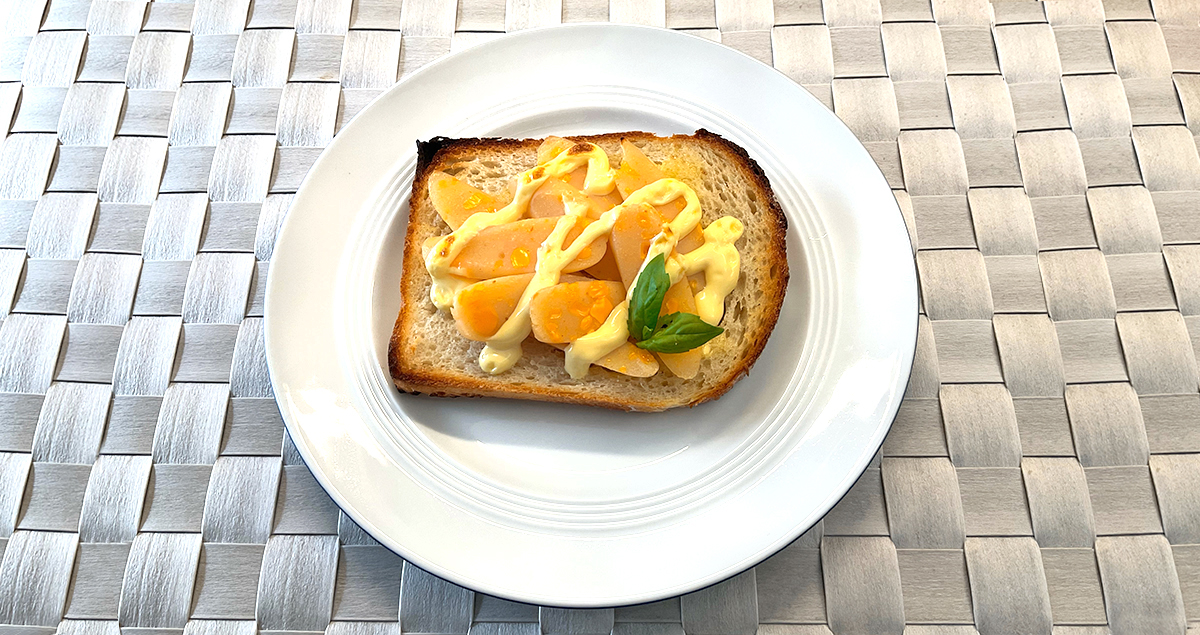 「チーズｉｎかまぼこ ピリ辛味」のトースト
