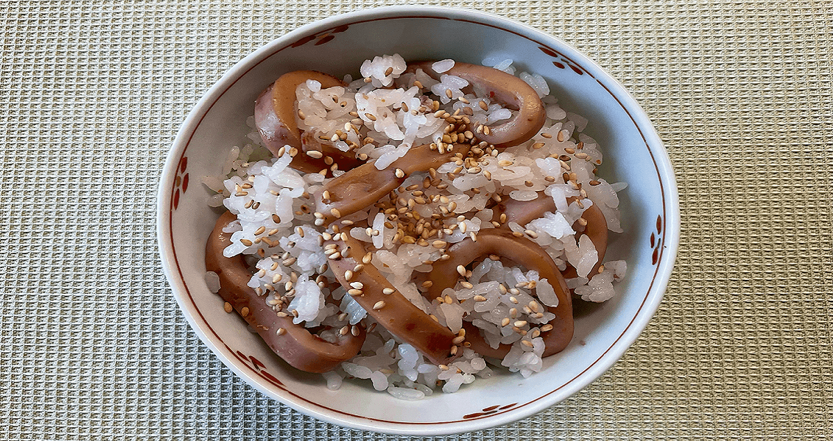 「炙り風焼きいかピリ辛味」のイカ飯